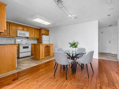 Photo 4 at 2313 - 633 Bay Street, Bay Street Corridor, Toronto