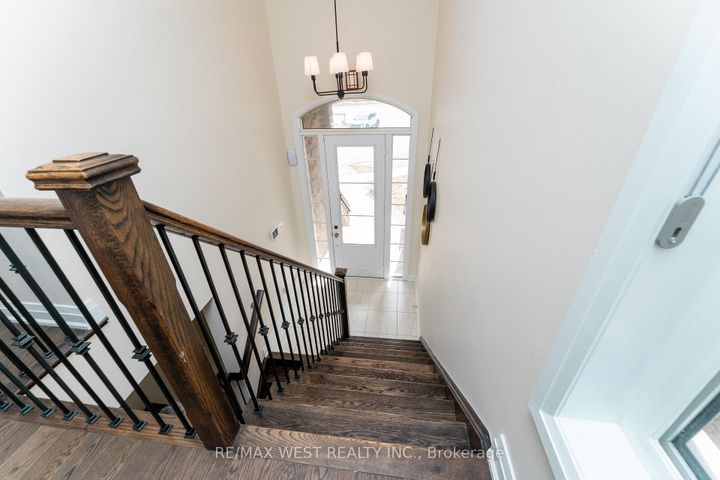 Photo 2 at 186 Bralorne Trail, Highbush, Pickering