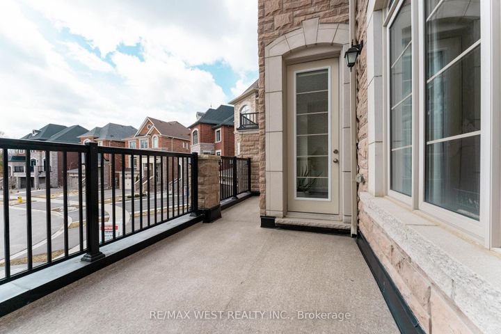 Photo 4 at 186 Bralorne Trail, Highbush, Pickering