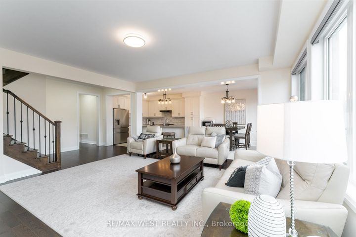 Photo 10 at 186 Bralorne Trail, Highbush, Pickering