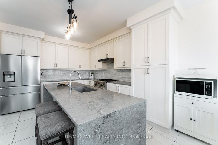 Photo 11 at 186 Bralorne Trail, Highbush, Pickering