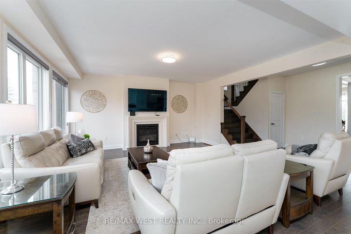 Photo 16 at 186 Bralorne Trail, Highbush, Pickering