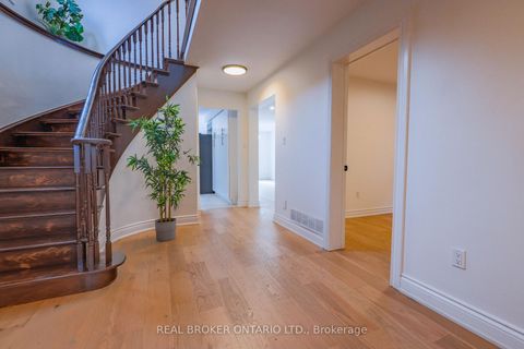 Photo 3 at 4326 Waterford Crescent, Hurontario, Mississauga