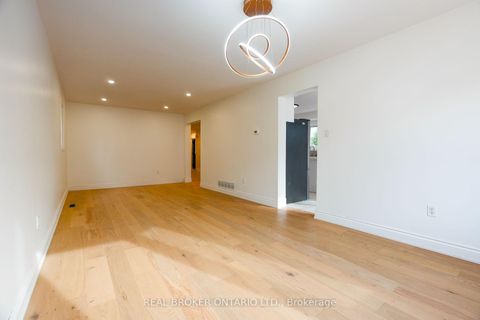 Photo 7 at 4326 Waterford Crescent, Hurontario, Mississauga