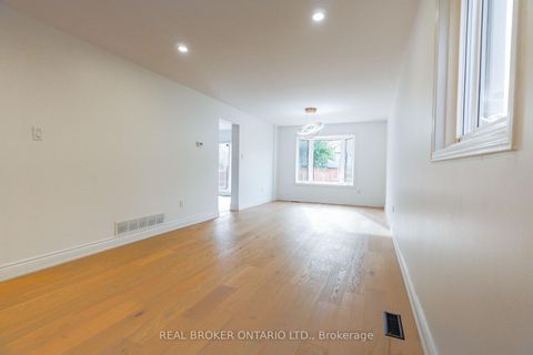 Photo 8 at 4326 Waterford Crescent, Hurontario, Mississauga