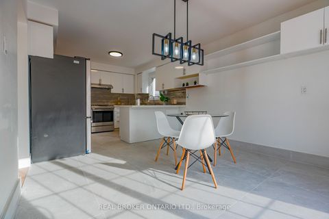 Photo 10 at 4326 Waterford Crescent, Hurontario, Mississauga