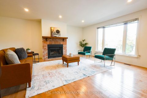 Photo 11 at 4326 Waterford Crescent, Hurontario, Mississauga