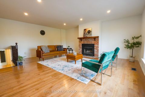 Photo 13 at 4326 Waterford Crescent, Hurontario, Mississauga