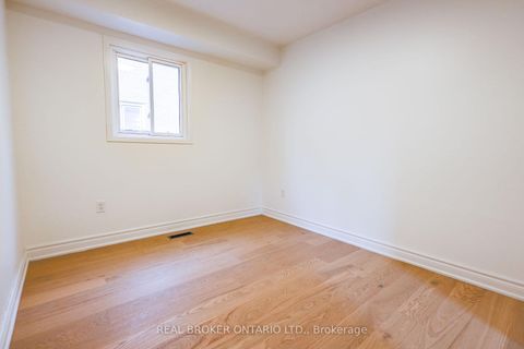 Photo 14 at 4326 Waterford Crescent, Hurontario, Mississauga