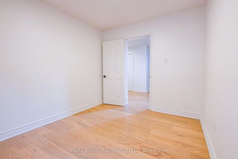 Photo 15 at 4326 Waterford Crescent, Hurontario, Mississauga