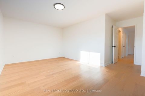 Photo 18 at 4326 Waterford Crescent, Hurontario, Mississauga