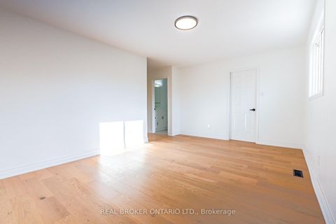 Photo 19 at 4326 Waterford Crescent, Hurontario, Mississauga