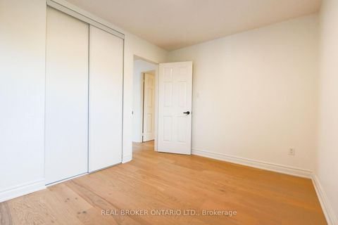 Photo 28 at 4326 Waterford Crescent, Hurontario, Mississauga