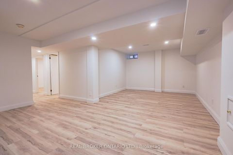 Photo 32 at 4326 Waterford Crescent, Hurontario, Mississauga