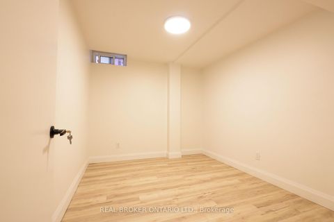 Photo 34 at 4326 Waterford Crescent, Hurontario, Mississauga