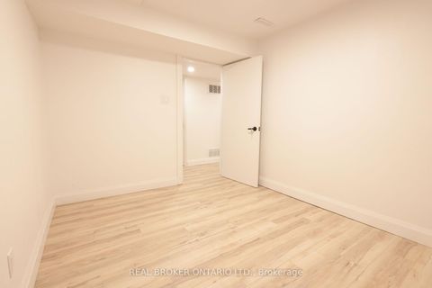 Photo 35 at 4326 Waterford Crescent, Hurontario, Mississauga