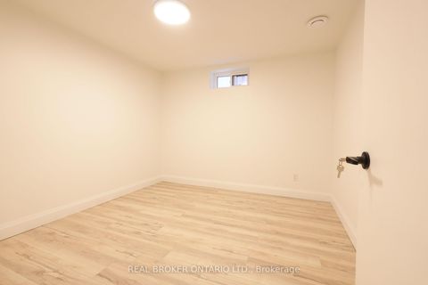 Photo 36 at 4326 Waterford Crescent, Hurontario, Mississauga