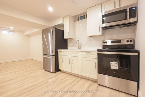 Photo 39 at 4326 Waterford Crescent, Hurontario, Mississauga