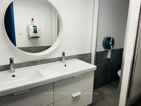 Photo 7 at 528 Yonge Street, Bay Street Corridor, Toronto