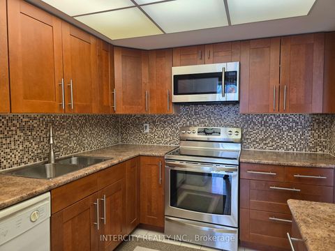 Photo 9 at 310 - 40 Harding Boulevard W, North Richvale, Richmond Hill