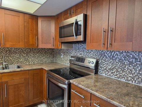 Photo 10 at 310 - 40 Harding Boulevard W, North Richvale, Richmond Hill