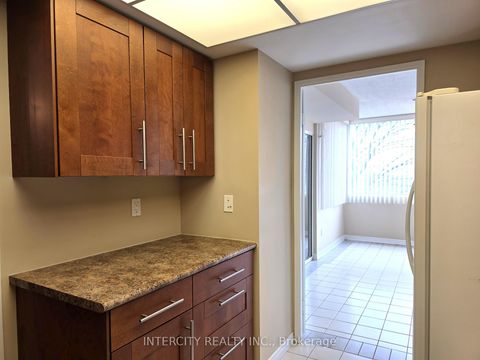 Photo 11 at 310 - 40 Harding Boulevard W, North Richvale, Richmond Hill