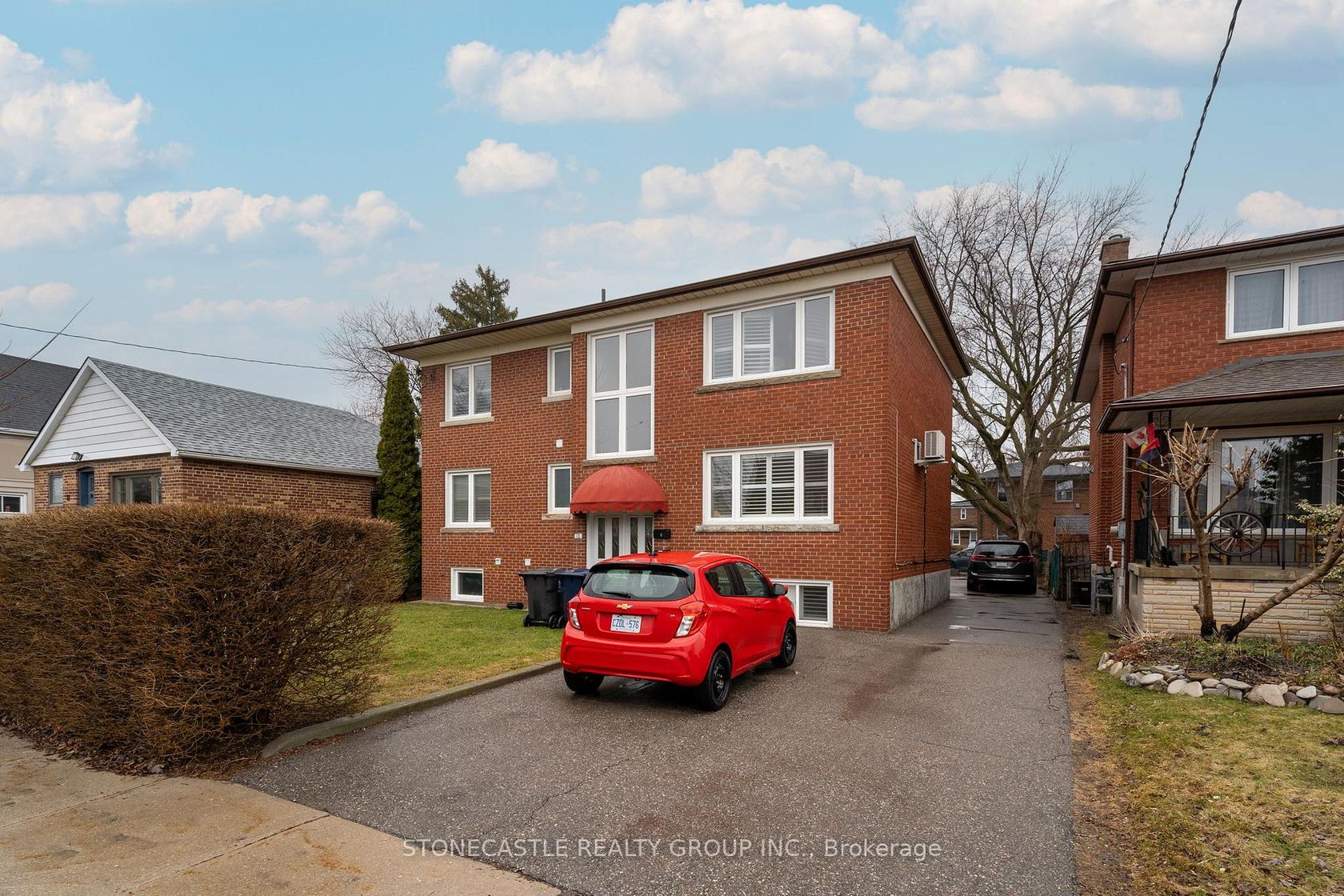 10 Woodbury Road, Alderwood, Toronto photo number 2