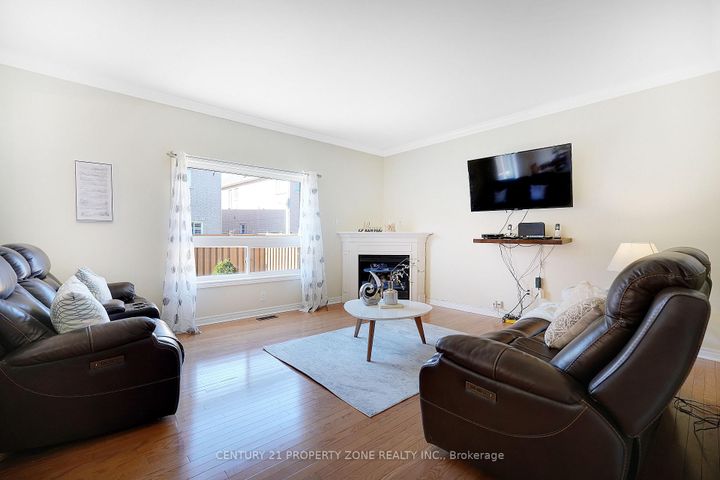 Photo 5 at 43 Alice Springs Crescent, Credit Valley, Brampton