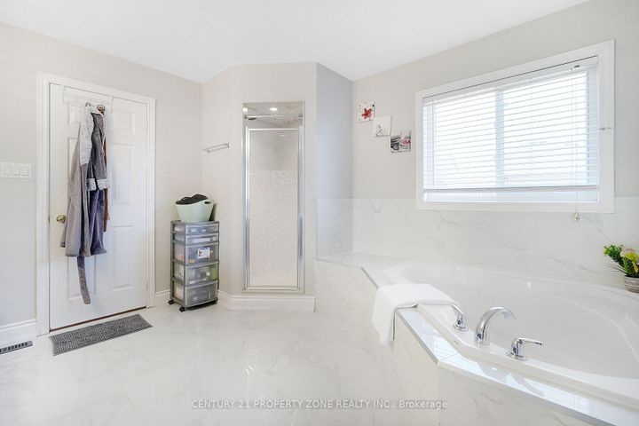 Photo 18 at 43 Alice Springs Crescent, Credit Valley, Brampton