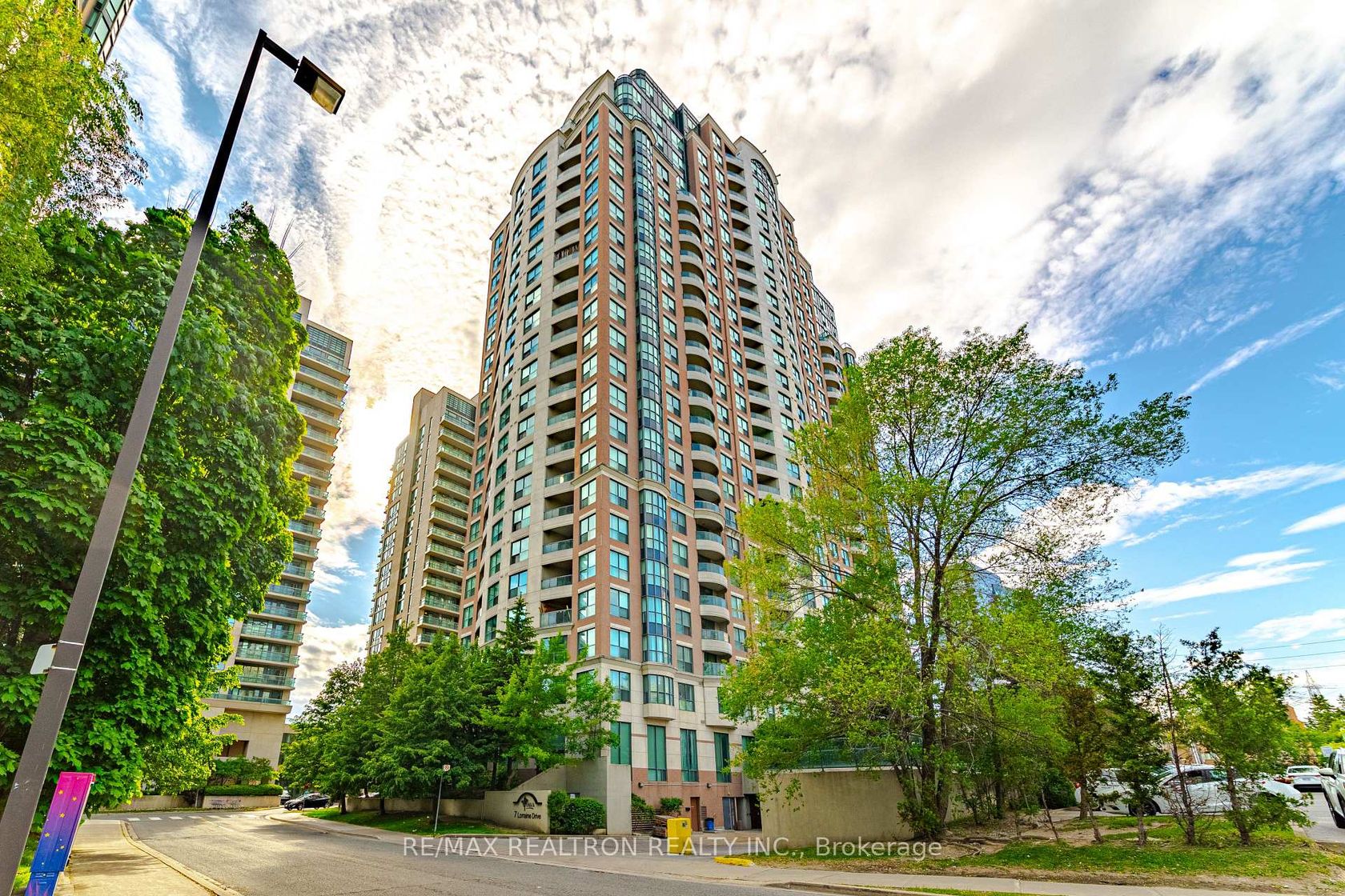 LRG 7 - 7 Lorraine Drive, Willowdale West, Toronto by Loree Meneguzzi Real Estate LRG 7 - 7 Lorraine Drive, Willowdale West, Toronto