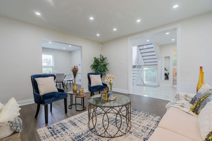 Photo 5 at 36 Blueridge Square, Heart Lake West, Brampton