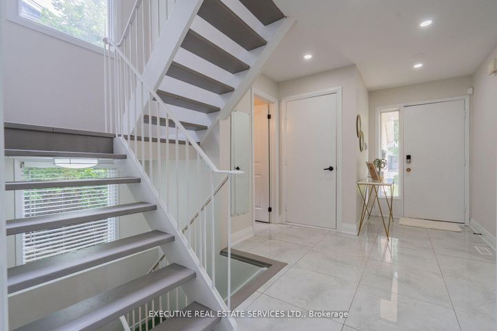 Photo 7 at 36 Blueridge Square, Heart Lake West, Brampton