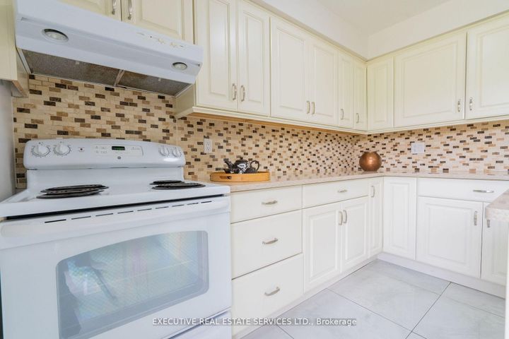 Photo 9 at 36 Blueridge Square, Heart Lake West, Brampton