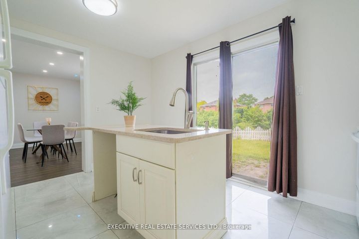 Photo 10 at 36 Blueridge Square, Heart Lake West, Brampton