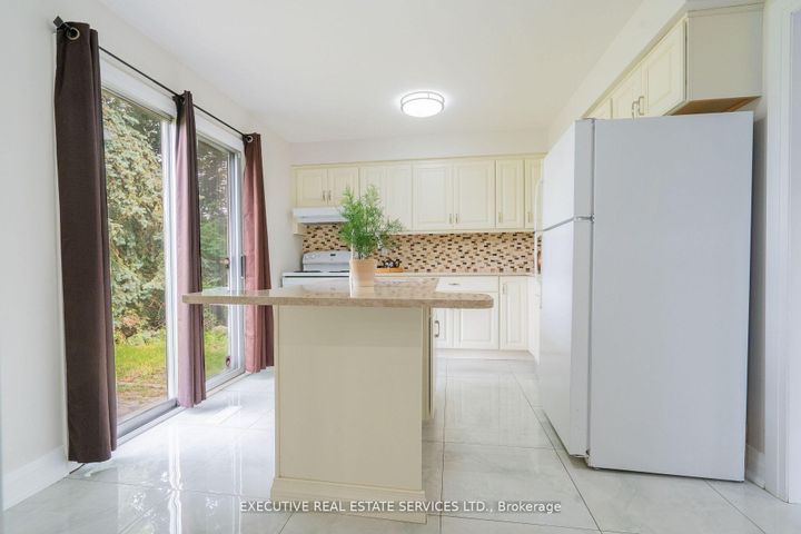 Photo 11 at 36 Blueridge Square, Heart Lake West, Brampton