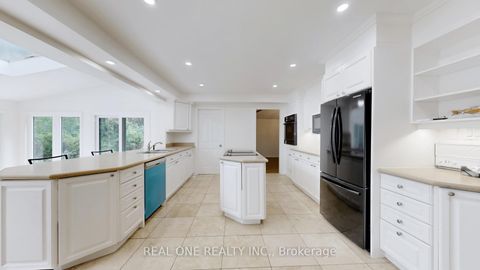 Photo 9 at 465 Woodland Acres Crescent, Rural Vaughan, Vaughan