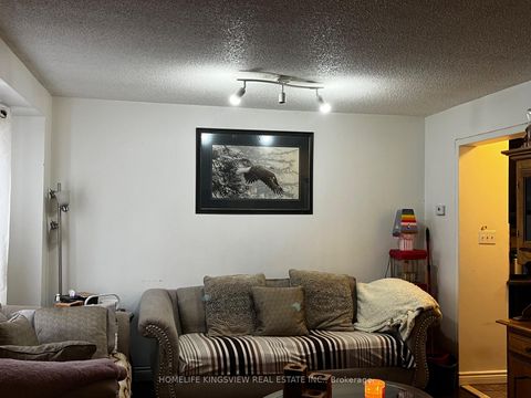 Photo 4 at 79 Cashel Court, Aurora Highlands, Aurora