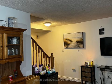 Photo 5 at 79 Cashel Court, Aurora Highlands, Aurora