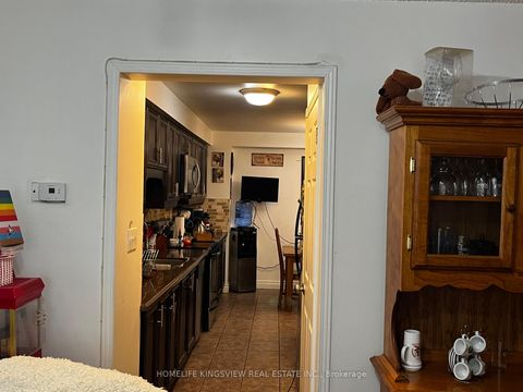 Photo 6 at 79 Cashel Court, Aurora Highlands, Aurora