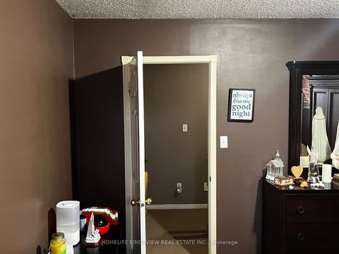 Photo 10 at 79 Cashel Court, Aurora Highlands, Aurora