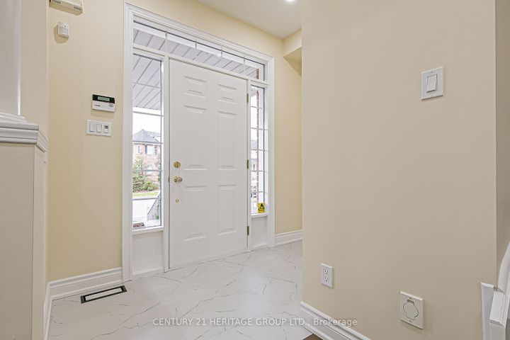 Photo 3 at 20 Trish Drive, Oak Ridges Lake Wilcox, Richmond Hill