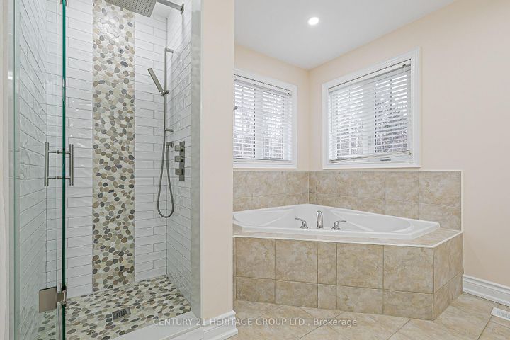 Photo 19 at 20 Trish Drive, Oak Ridges Lake Wilcox, Richmond Hill