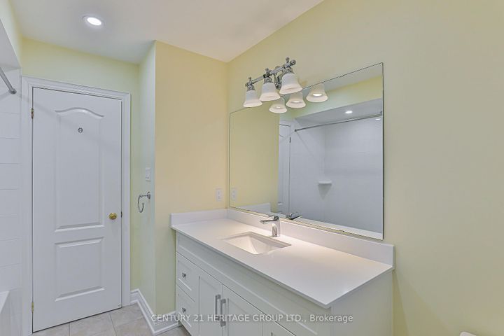 Photo 22 at 20 Trish Drive, Oak Ridges Lake Wilcox, Richmond Hill