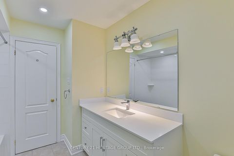 Photo 22 at 20 Trish Drive, Oak Ridges Lake Wilcox, Richmond Hill