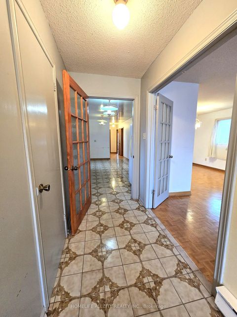 Photo 3 at 32 Renfield Street, Amesbury, Toronto