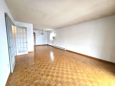 Photo 5 at 32 Renfield Street, Amesbury, Toronto