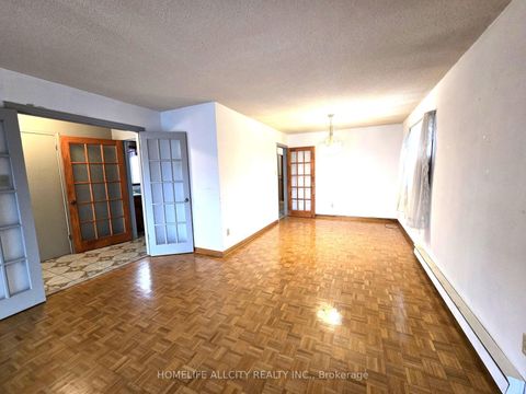 Photo 6 at 32 Renfield Street, Amesbury, Toronto