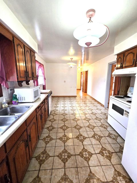 Photo 7 at 32 Renfield Street, Amesbury, Toronto