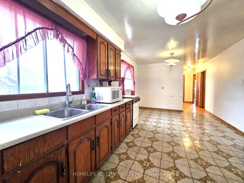 Photo 8 at 32 Renfield Street, Amesbury, Toronto