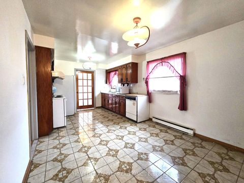 Photo 9 at 32 Renfield Street, Amesbury, Toronto